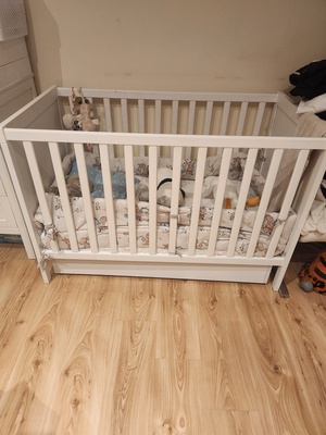 Elbląg Sprzedam łóżeczko z materacem i ochraniaczami w komplecie z komodą/przewijakiem Ikea SUNDVIK wraz z pojemnikami
