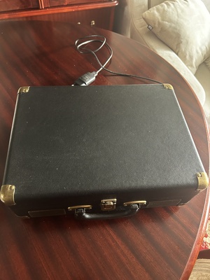 Elbląg Sprzedam przenośny gramofon z funkcją Bluetooth marki Tchibo. Ma wbudowany akumulator i głośniki stereo.