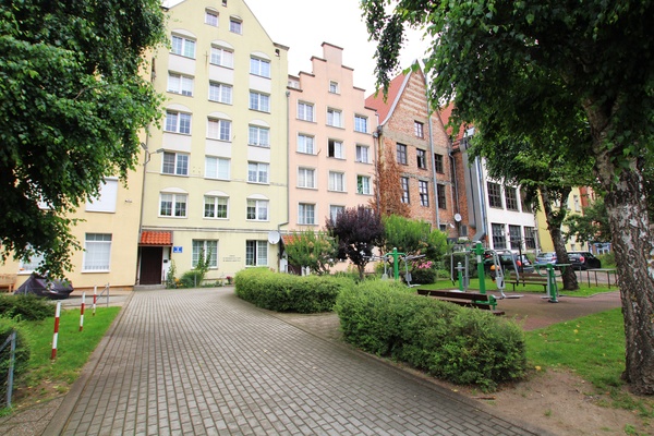 Elbląg NIERUCHOMOŚCI ANNA KRASZEWSKA  Dwupoziomowe mieszkanie na Starym mieście, 2 pokoje  ul. Wigilijna