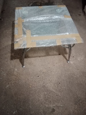 Elbląg Sprzedam szklany stolik kawowy na metalowych nogach. Stolik ma prostą, minimalistyczną formę i będzie pasować