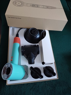 Elbląg SPRZEDAM 
- suszarkę do włosów z akcesoriami, stan idealny, użyta kilka razy - cena 50zl;
- depilator laserowy,