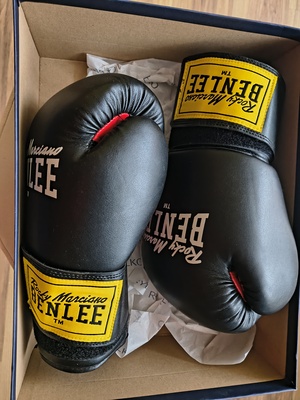 Elbląg Rękawice Benlee rocky marciano 10oz rozmiar L nowe
Rękawice nigdy nie używane, założone raz przymiarki.