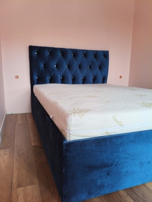Elbląg Łóżko tapicerowane z zagłówkiem 140x200
Używane stan bardzo dobry. 
Cena 1000 zł