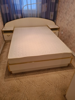 Elbląg Sprzedam używany zestaw sypialniany: Łóżko (skrzynia + materac na ramie) o wymiarach 210 cm x 144,5 cm,