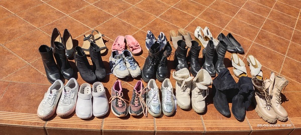 Elbląg Sprzedam buty damskie roz 41 różne, 21 par w bardzo dobrym stanie, cena za wszystko dzisiaj 200 zł.