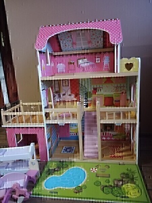 Elbląg OKAZJA !!! Sprzedam solidny drewniany domek dla lalek o wym. : dł.87 cm, szer.31 cm i wys.90 cm wraz z