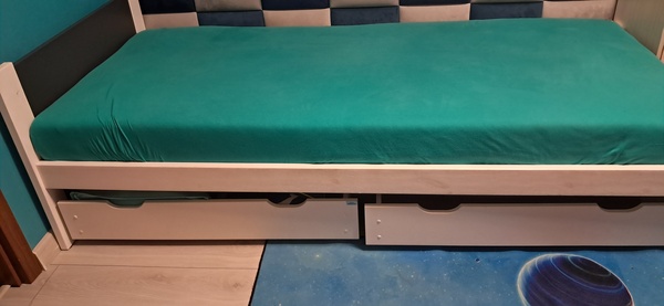 Elbląg Sprzedam łóżko sosnowe 90/200,barwine na biało szare z dwoma szufladami na rolkach i z materacem. Łóżko jest na