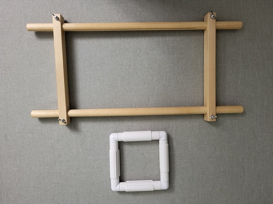 Elbląg Sprzedam drewnianą ramę do haftu oraz mały plastikowy tamborek. 
Rama ma pole haftu 20 cm na 0-40cm(część