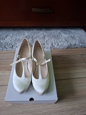 Elbląg Eleganckie buty kremowe na obcasie, wykonane z wysokiej jakości materiałów. Idealne na wieczorne wyjścia i