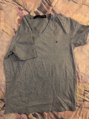 Elbląg T-shirt Tommy Hilfiger rozmiar M. Kolor niebiesko-szary melanż, noszony lecz bez śladów użytkowania. Gorąco