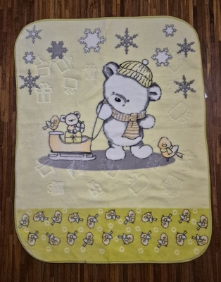 Elbląg Cieplutki kocyk dla dziecka. Jest bardzo miękki i przyjemny w dotyku. Rozmiar kocyka to 90x115 cm. Kolor