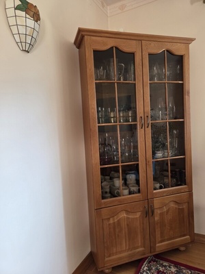 Elbląg Sprzedam komodę, szerokość frontu 100cm, wysokość 205 cm, głębokość 55 cm. Kolor dąb naturalny. Stan dobry.