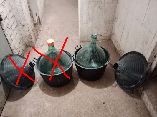 Elbląg Balon wykonany ze szkła przezroczystego, w oplocie plastikowym. Dymion znajduje zastosowanie podczas produkcji