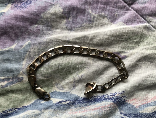 Elbląg Bransoletka na nadgarstek metalowy w kolorze srebrnym, o długości 20 cm. Bransoletka solidna, posiada nie duże