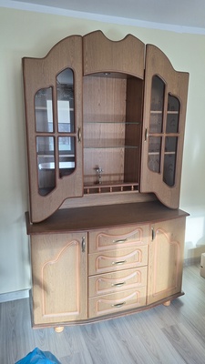 Elbląg Oddam za darmo kredens i dużą narożną szafę. Wyniesienie i transport we własnym zakresie.