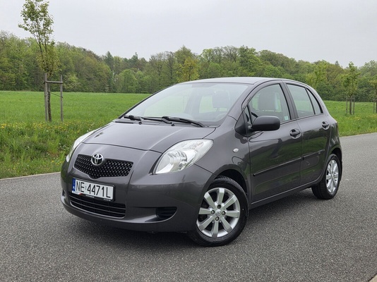 Elbląg Posiadam do sprzedaży pięknie utrzymany egzemplarz samochodu Toyota Yaris z niezawodnym silnikiem 1.3 87 KM