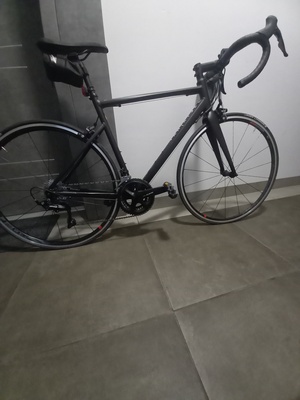 Elbląg Rower szosowy VANRYSEL EDR SHIMANO 105.
Przedni widelec Karbon. Bardzo lekki. Rama rozmiar L. 
Kolor: Czarny