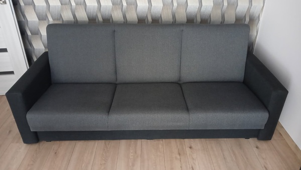 Elbląg Wygodna sofa z funkcją spania i pojemnikiem na pościel. Mebel w dobrym stanie bez uszkodzeń. Długość 220cm.
