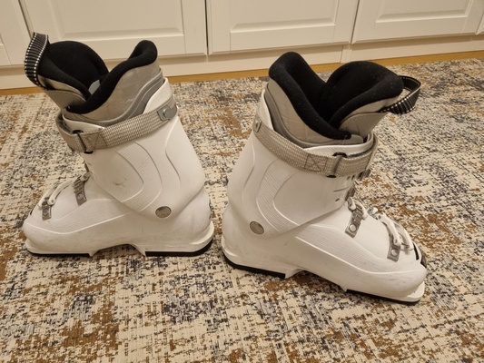 Elbląg Buty damskie białe firmy Salomon w dobrym stanie, niezniszczone. Mało używane. Jako rabat podrzucę na wskazany