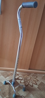 Elbląg Sprzedam tzw. czwórnóg. Laska dwustronna. Można dostosować zarówno z prawej, jak i lewej strony. Regulowana