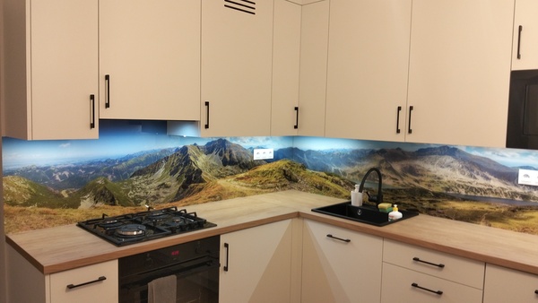 Elbląg &nbsp;Masz dość tłustych plam między płytkami. Czas na rewolucję w Twojej kuchni! Montaż paneli szklanych to