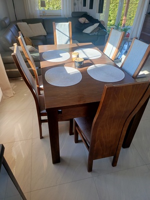 Elbląg Sprzedam stół z sześcioma krzesłami stan bardzo dobry cena 550 zł.