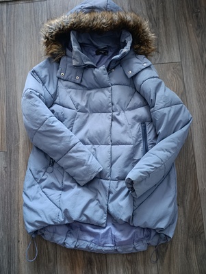 Elbląg Sprzedam damską szarą kurtkę na zimę. Stan dobry, do wyprania i widoczne na zdjęciu zszycie pod pachą. Rozmiar