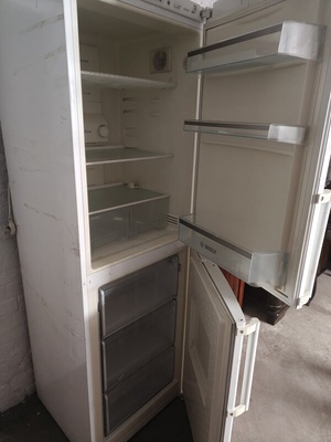 Elbląg Lodówka Bosch pół na pół. .. dwa agregaty. .. osobny góra osobny dół. stan bardzo dobry. .. Możliwość