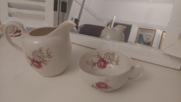 Elbląg Sygnowany  porcelanowy komplet filiżanka  i dzbanek w stanie idealnym.