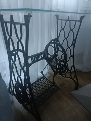 Elbląg Nogi od maszyny. Blat piaskowane szkło.