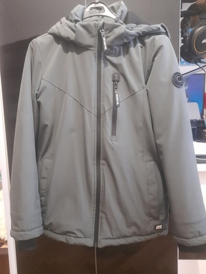 Elbląg Sprzedam zimową kurtkę chlopięcą kolor ciemny zielony, stan idealny. Długość całkowita 62cm, długość rękawa