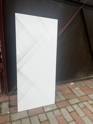 Elbląg Szkoło hartowane w kolorze mlecznym białym ze złotymi wstawkami. 
112,5 x 50,2 cm 
Polecam na ścianę np do