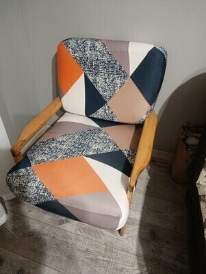 Elbląg 1.Fotel składa sie z 2 poduszek, z których można  ściągać pokrowce zarówno te kolorowe jak i jasne. Można prac