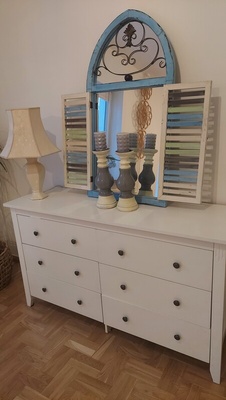 Elbląg Kwietnik retro
Krzesla
Szafka retro oszklona
Fotel unikalny
Lustro z OKIENNICAMI
Stolik
Komoda