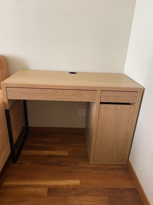 Elbląg Biurko, imit. dębu, 105x50 cm MICKE (IKEA)
Bardzo dobry stan bez uszkodzen, szuflady czyste. 
Odbior wlasny,