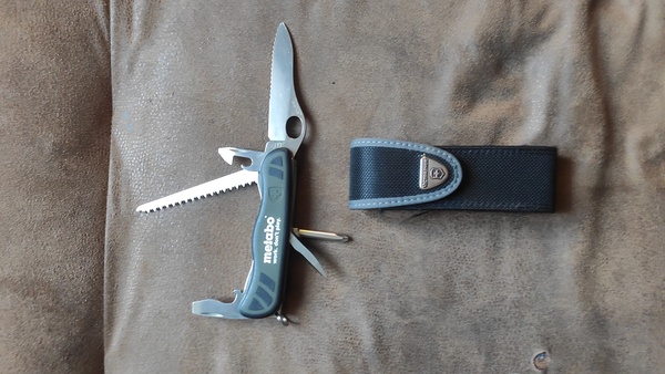 Elbląg Na sprzedaż używany scyzoryk Victorinox w bardzo dobrym stanie. Scyzoryk posiada kilka narzędzi, m. in.