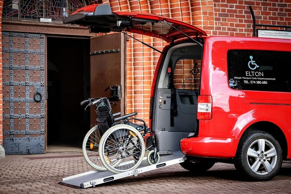Elbląg - Transport osób poruszających się na wózku inwalidzkim
- Bezpieczne znoszenie/wnoszenie osób po schodach