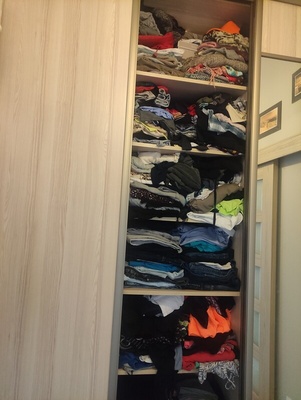 Elbląg Witam sprzedam 2  regały z oświetleniem LED półkę  brązowa lustro trochę szkła i dużo  ubrań  xxs do xxl ceny