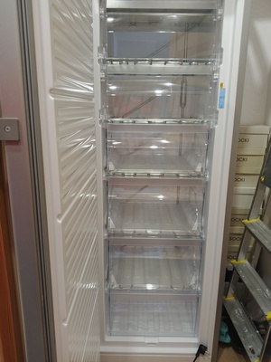 Elbląg Sprzedam zamrażarkę Indesit, szuflady ok. 3 letnia. Odbiór w własnym zakresie. Mieszkanie 1 piętro, bez windy.