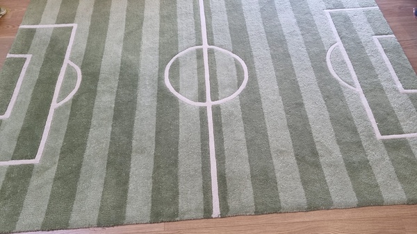 Elbląg Sprzedam dywan boisko do piłki nożnej w rozmiarze 140x200 cm w kolorze zielonym. Dywan firmy MEBLIK. Do pokoju