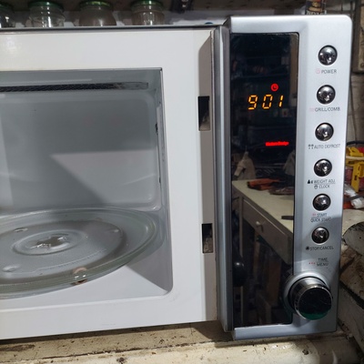 Elbląg Sprzedam kuchenkę mikrofalową Zelmer 29z010 sprawna, używana. Nowa kosztuje 340 - 375 zł. Cena - 75% do