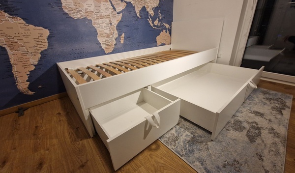 Elbląg Sprzedam solidne białe łóżko Meblik 90x200 wraz z 2 szufladami i stelażem. 
Boki łóżka płyta laminowana