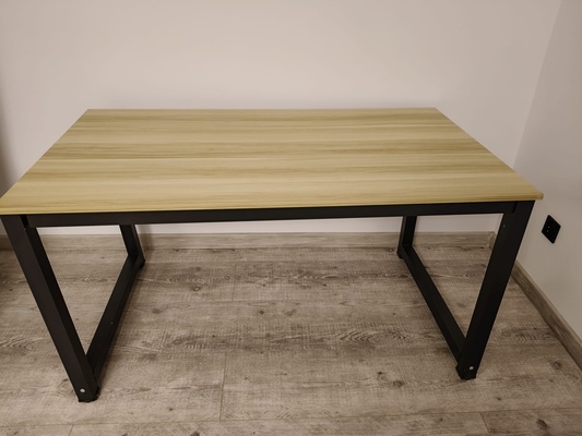Elbląg Sprzedam stół 140x80x73,blat w kolorze jasnego drewna i czarne metalowe nogi, posiada ślady użytkowania (cena