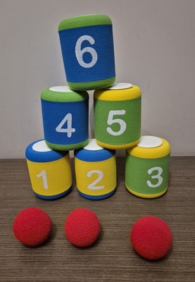 Elbląg Gry zręcznościowe:
1.Miękkie puszki do strącania
2.Gra w rzucanie pierścieni 
Po jednym dziecku, stan bardzo