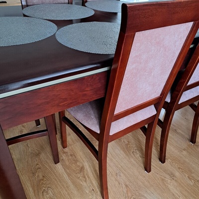 Elbląg MEBLE DREWNIANE sprzedam stół i 6 krzeseł (wygodne, siedzisko tapicerowane). Stół wymiar 150 na 90cm oraz jedna