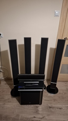Elbląg Sprzedam zestaw KINA DOMOWEGO marki LG HT902TB-D0.Posiadam cały zestaw ( 5 głośników, subwoofer, DVD + pilot ).