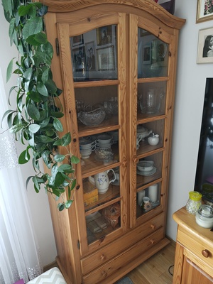 Elbląg Sosnową serwantka - sprzedam ( 300 zł ). Za 300 zł sprzedam także regał sosnowy.