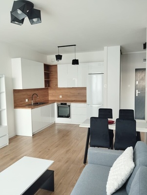 Elbląg 2 pokojowe mieszkanie z balkonem położone na II piętrze czteropiętrowego nowoczesnego budynku z windą.