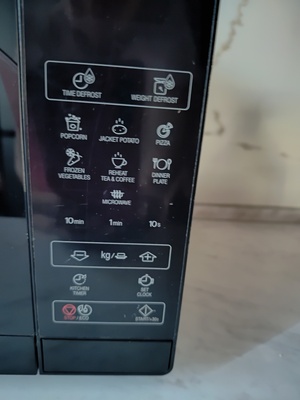 Elbląg Sprzedam  :
Mikrofalówka czarna SHARP 20l st. b.dobry  -    149 zł. 
Maszyna do szycia ŁUCZNIK używana   -