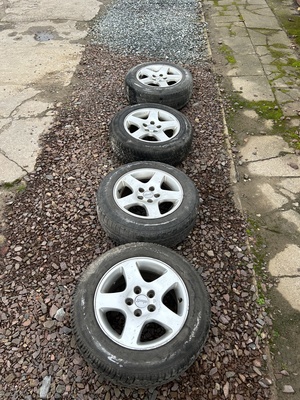 Elbląg Witam
Sprzedam zestaw felg 195/65/R15 wraz z szpilkami w zestawie. Felgi na oponach: 2 zimowych w dobrym stanie